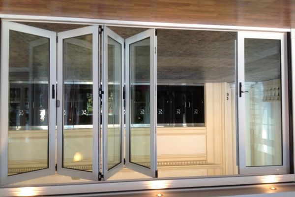 Vách ngăn nhôm kính cửa lùa với khung nhôm chắc chắn và kính cường lực