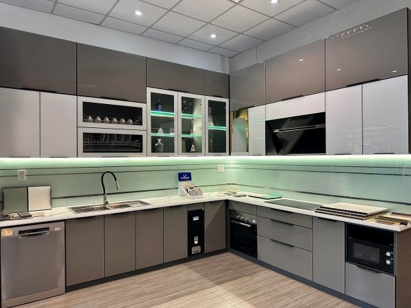 Tủ bếp chữ L nhôm kính cường lực sáng đẹp